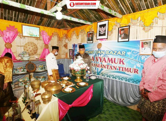Wakil Bupati Kepulauan Anambas saat meninjau salah satu stand bazar